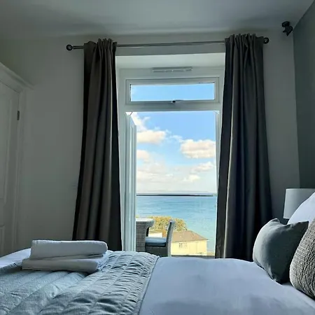 Holiday home Luxury Sea View With Multi Balcony And Private Onsite Parking Only 300m From The Looe