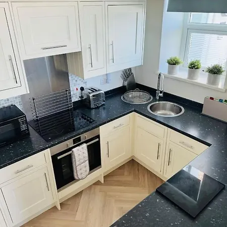 Luxury Sea View With Multi Balcony And Private Onsite Parking Only 300m From The Looe