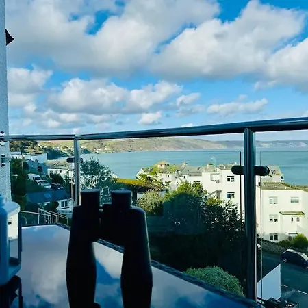 Luxury Sea View With Multi Balcony And Private Onsite Parking Only 300m From The Holiday home Looe