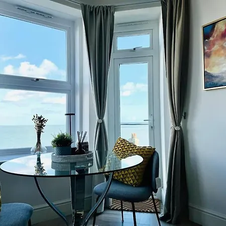 Luxury Sea View With Multi Balcony And Private Onsite Parking Only 300m From The Holiday home