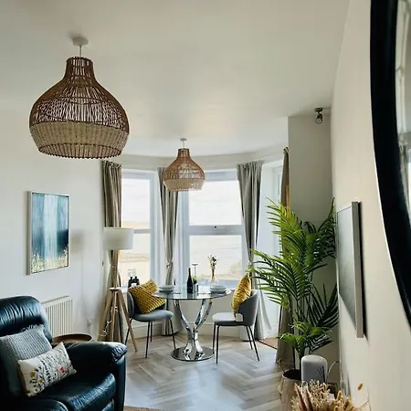 Luxury Sea View With Multi Balcony And Private Onsite Parking Only 300m From The Looe