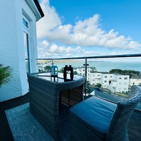 Luxury Sea View With Multi Balcony And Private Onsite Parking Only 300m From The Holiday home
