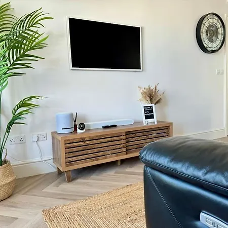 Luxury Sea View With Multi Balcony And Private Onsite Parking Only 300m From The Looe