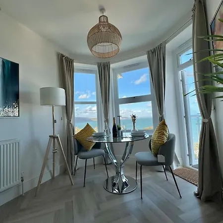 Luxury Sea View With Multi Balcony And Private Onsite Parking Only 300m From The *