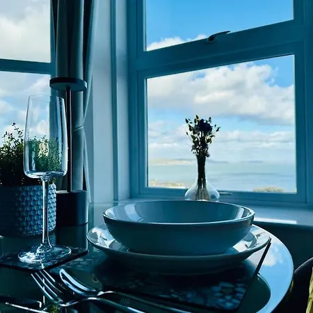 Luxury Sea View With Multi Balcony And Private Onsite Parking Only 300m From The