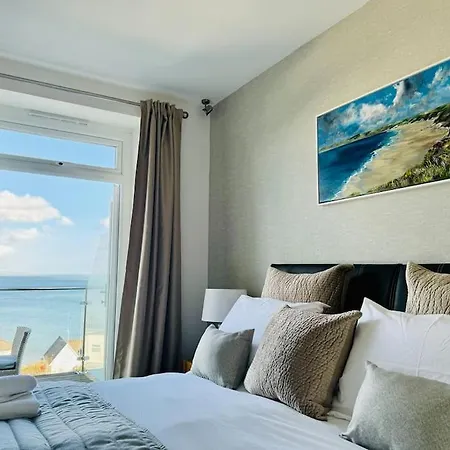 Luxury Sea View With Multi Balcony And Private Onsite Parking Only 300m From The Holiday home Looe